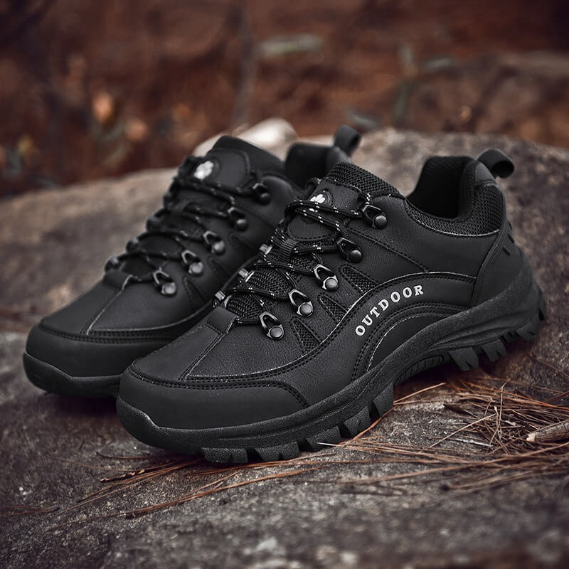 Schwarze Outdoor-Wanderschuhe, rutschfeste Sohle, robustes Design, ideal für Trekking-Abenteuer.