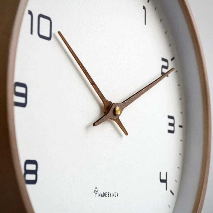 Minimalistische Wanduhr, weißes Zifferblatt, brauner Rahmen, moderne Dekoration, leise Uhrwerk.