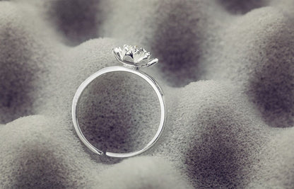 Silberring mit Lotusblüte-Design, eleganter Schmuck, minimalistisch, Damenring, Geschenkidee.
