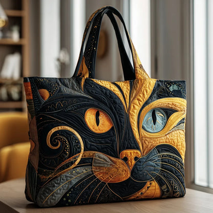 Gesteppte Tasche mit schwarz-gelbem Katzengesicht auf einem Holztisch vor einem Fenster im Wohnzimmer 1