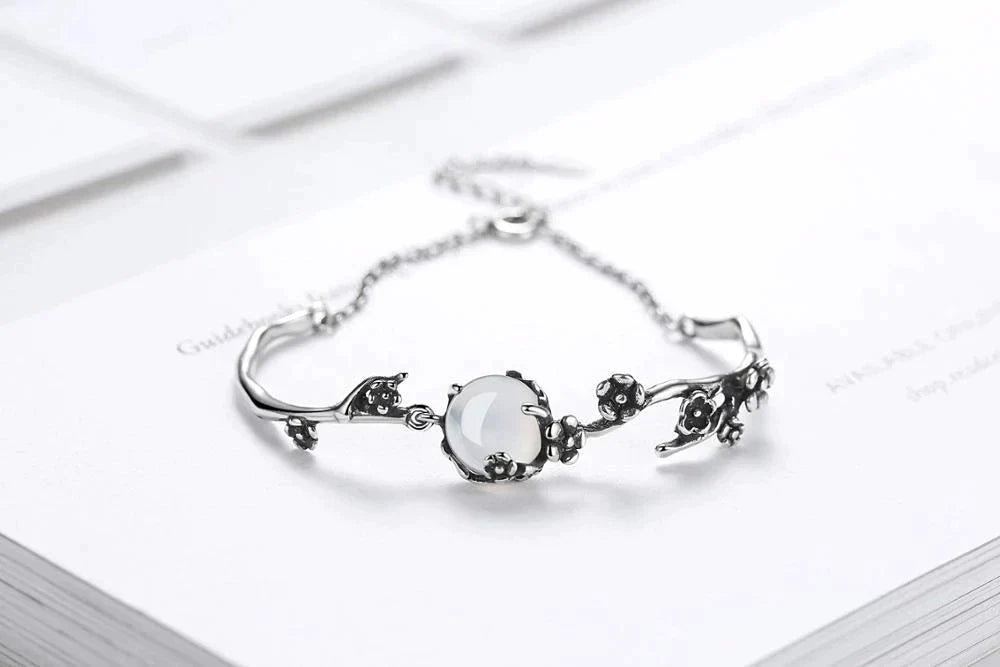 Silberarmband mit Mondstein, filigranes Design, Damen-Schmuck, elegantes Accessoire.