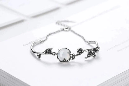Silberarmband mit Mondstein, filigranes Design, Damen-Schmuck, elegantes Accessoire.
