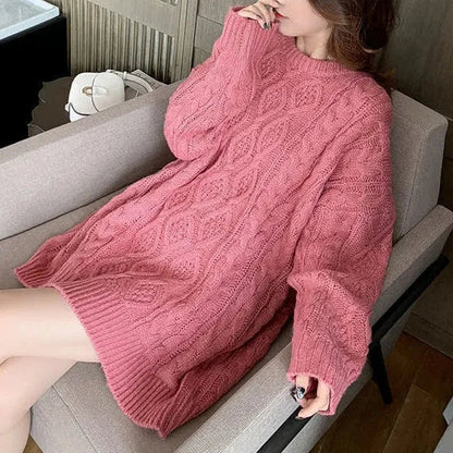 Frau in rosa Strickpullover, gemütlich auf Sofa sitzend, modisch, Herbstmode.