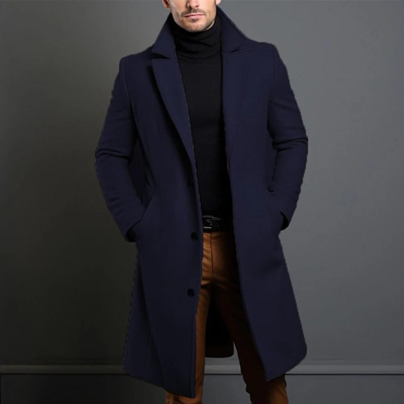 Der lange Mantel in dunklem Marineblau an einem Model, einreihig geknöpft, mit schwarzem Rollkragenpullover und brauner Hose. 4