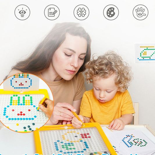 Mutter und Kind spielen mit buntem Mosaik-Puzzle-Spielzeug, Lernspiel, gelber Rahmen.
