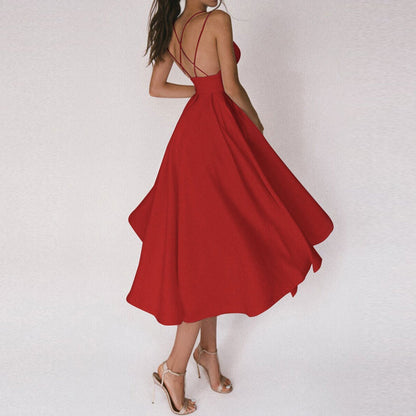 Frau in rotem, rückenfreiem Kleid mit Spaghettiträgern, elegant, modisch, Abendmode.