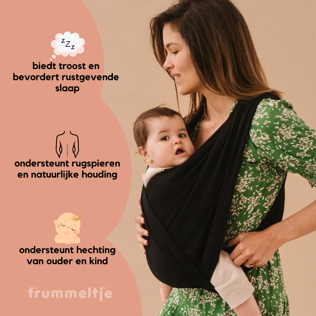 Frau trägt Baby in schwarzer Tragehilfe, grünem Kleid, fördert Bindung und Schlaf, ergonomisch.