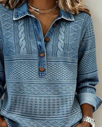 Detailansicht von Kragen, Knopfleiste und Strukturmuster des blauen Pullovers, getragen mit goldenen Halsketten 3