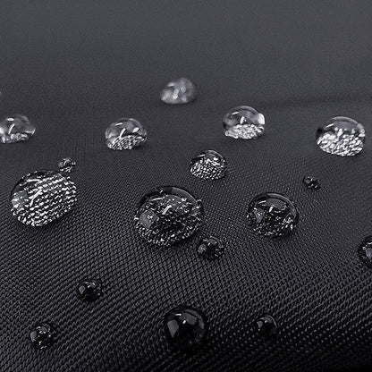 Wasserabweisender schwarzer Stoff mit Wassertropfen, ideal für Outdoor-Bekleidung und Taschen.