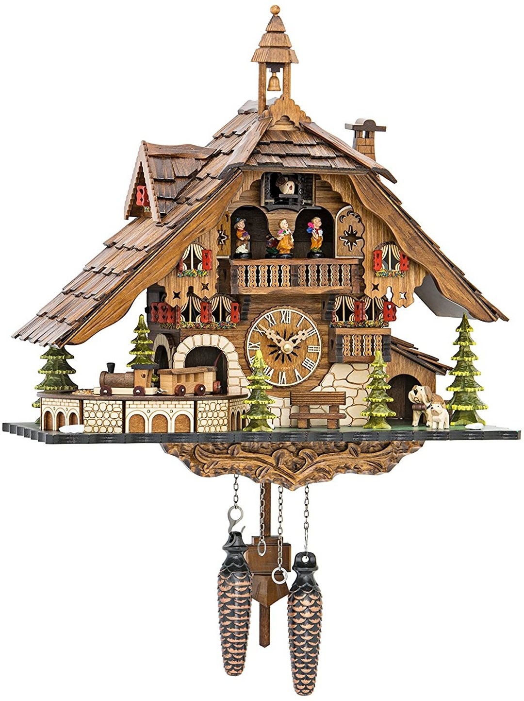 Frontansicht einer Chalet-Kuckucksuhr aus Holz mit Schindeldach, Glockenturm, Spielzeugeisenbahn, Tannen, Hunden, Tanzfiguren und zwei tannenzapfenförmigen Gewi 1