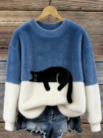 Flauschiger Pullover in Mittelblau und Weiß mit schwarzer Katze, am Holzbügel vor Jeansshorts 8