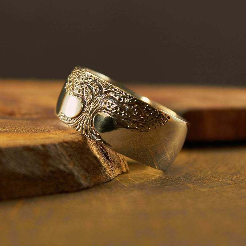 Silberner Herrenring mit Adlerdesign, poliert, auf Holzoberfläche, Schmuck für Männer.