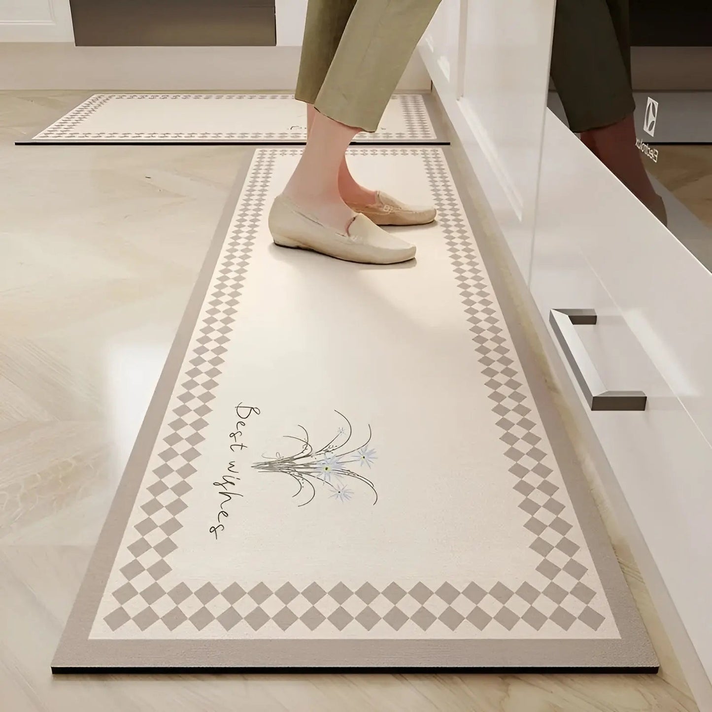 Person steht auf rutschfester Küchenmatte mit Blumenmuster, beige, rechteckig, waschbar.