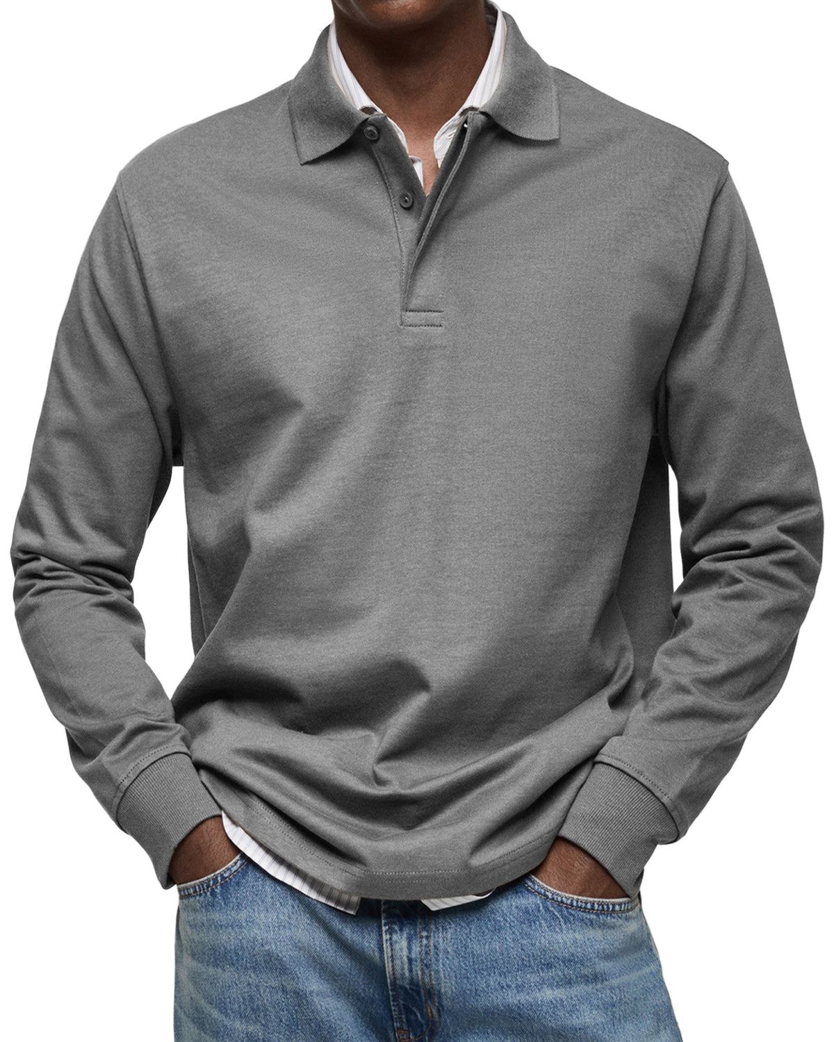 Langarm-Poloshirt in mittlerem Grau von vorn am Model mit Rippbündchen und Knopfleiste, dazu Jeans. 6