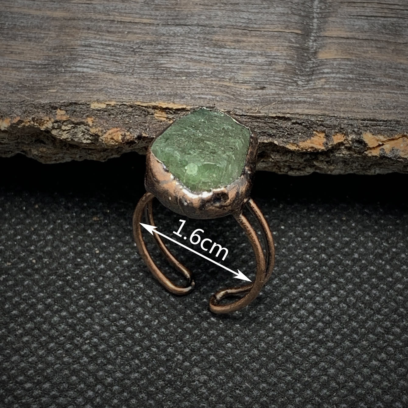 Rohstein-Ring aus Kupfer mit grünem Edelstein, handgefertigt, 1,6 cm, rustikales Design.