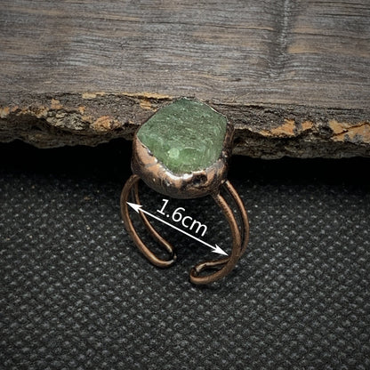 Rohstein-Ring aus Kupfer mit grünem Edelstein, handgefertigt, 1,6 cm, rustikales Design.