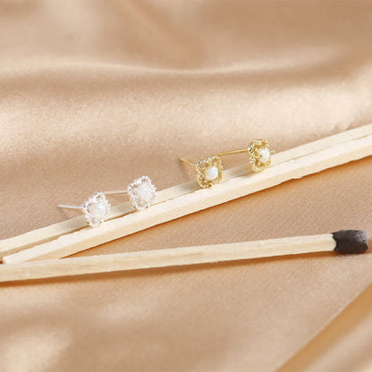 Goldene und silberne Perlenohrringe auf beigem Stoff, eleganter Schmuck, Nahaufnahme.