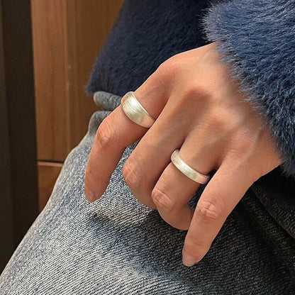 Silberne Ringe an Hand, modernes Design, Schmuck, Unisex, eleganter Stil, Nahaufnahme.