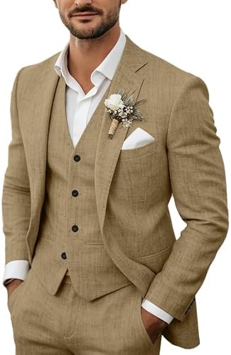 Dreiteiliger Leinenanzug in sandigem Beige mit Weste, getragen von einem Model mit weißem Hemd, Einstecktuch und Blumenanstecker. 2