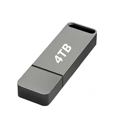 Grauer Metall-USB-Stick mit Kappe, schräg von oben auf weißem Hintergrund freigestellt 1