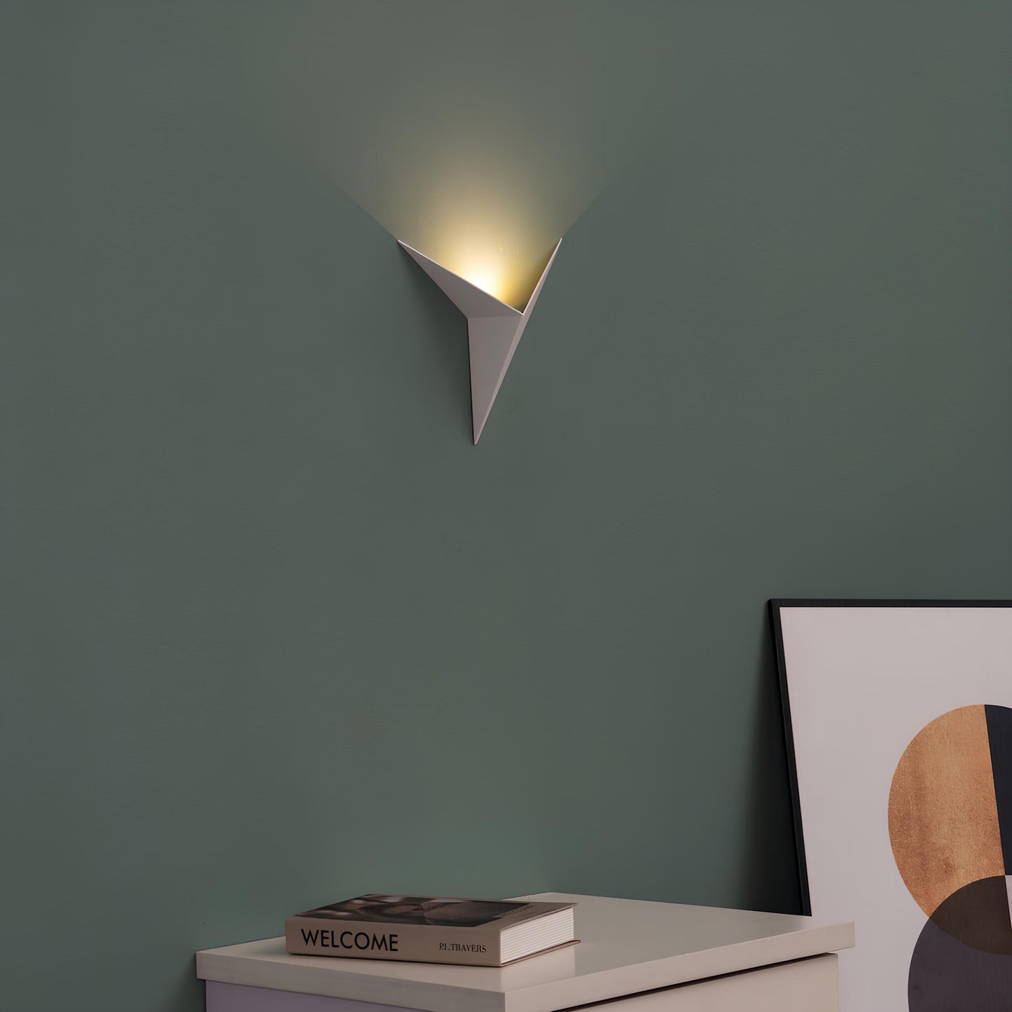 Moderne weiße Wandleuchte, dreieckig, minimalistisch, auf grüner Wand, stilvolle Inneneinrichtung.