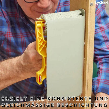Mann mit Brille streicht mit dem gelben Gerät die Kante einer Holzplatte in Graugrün und erzielt eine gleichmäßige Schicht. 9