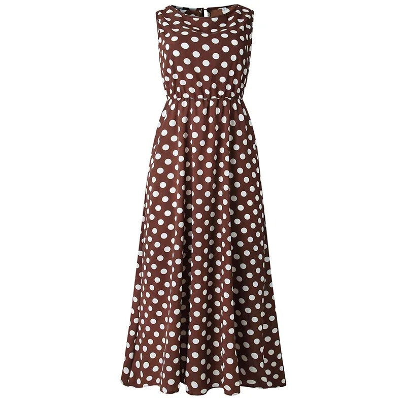 Ärmelloses braunes Kleid mit weißen Punkten, elastischer Taille und weit ausgestelltem langem Rock, frontal freigestellt. 1