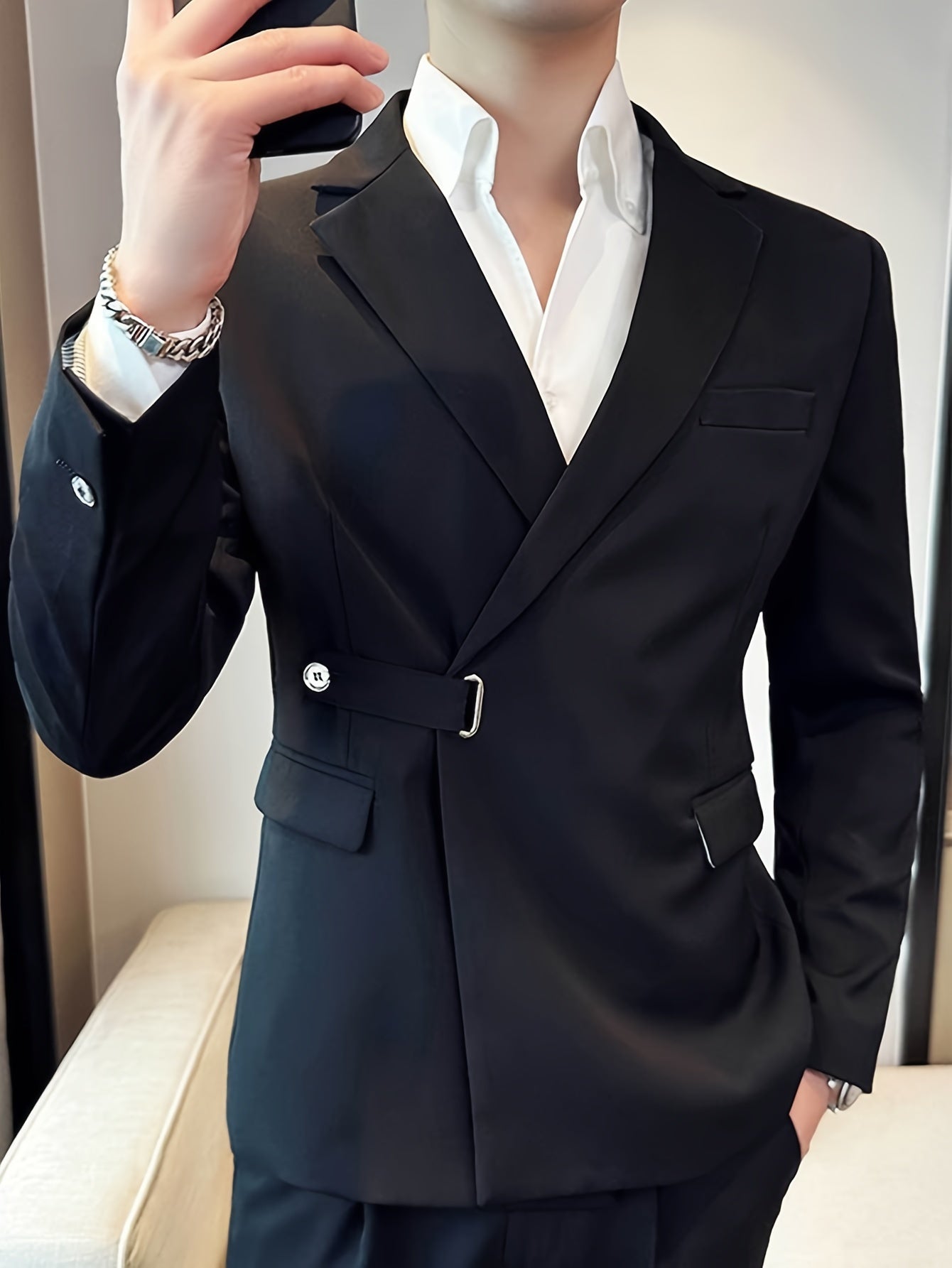 Mann im eleganten schwarzen Anzug mit weißem Hemd, modisch, Business-Look, Nahaufnahme.
