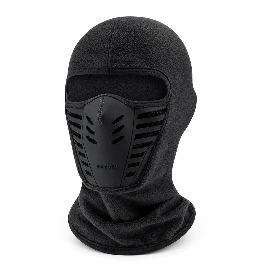 Schwarze Fleece-Sturmhaube schräg von vorn mit gummiertem Gesichtseinsatz, ovalen Lüftungsöffnungen und seitlichen Mesh-Schlitzen vor weißem Hintergrund. 8