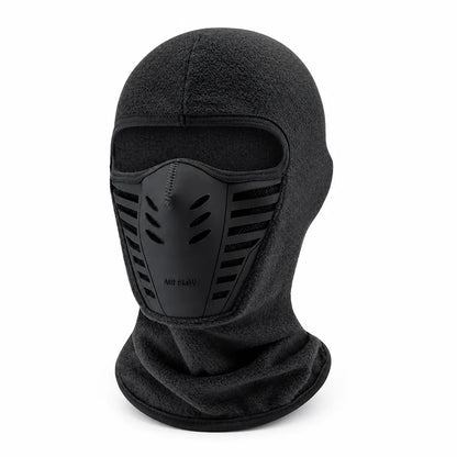 Schwarze Fleece-Sturmhaube schräg von vorn mit gummiertem Gesichtseinsatz, ovalen Lüftungsöffnungen und seitlichen Mesh-Schlitzen vor weißem Hintergrund. 8