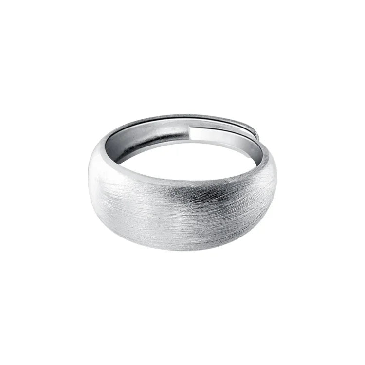 Silberner Armreif, gebürstetes Finish, elegantes Schmuckdesign, modisches Accessoire für Damen.