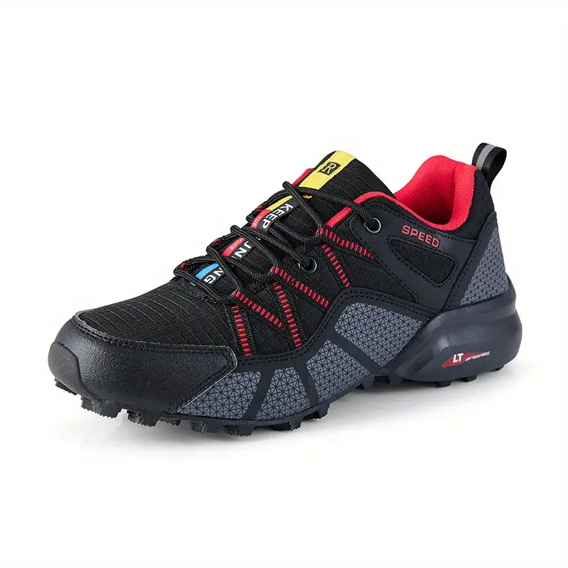 Schwarzer Trailrunning-Schuh mit rotem Innenfutter, robustem Profil und atmungsaktivem Material.