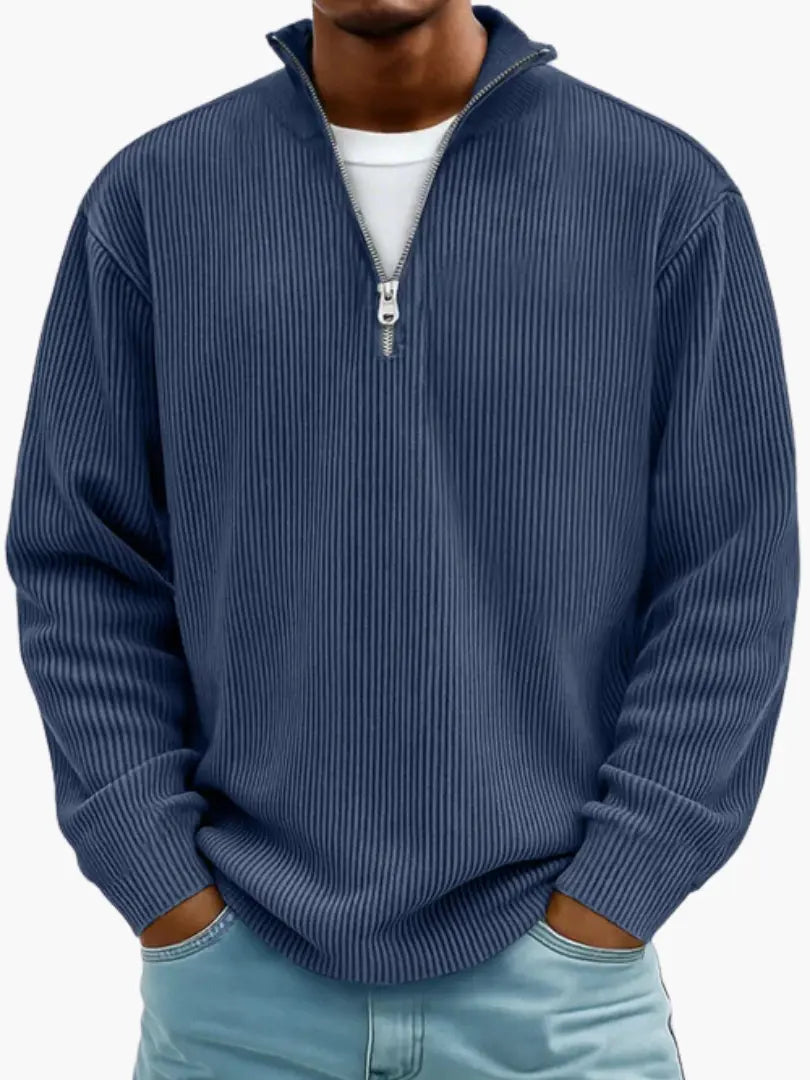 Mann trägt den gerippten Pullover mit Stehkragen und Reißverschluss in dunklem Blau, Vorderansicht mit locker sitzenden Ärmeln. 5