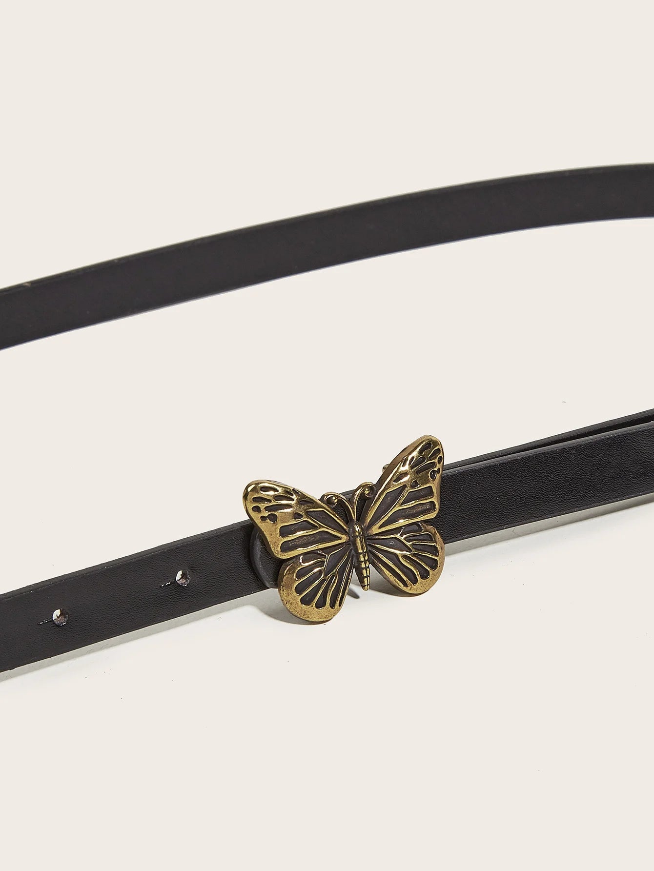 Schwarzer Ledergürtel mit bronzefarbener Schmetterlingsschnalle, modisches Accessoire.