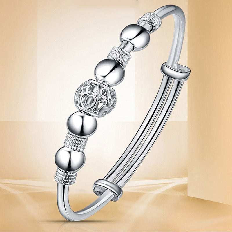 Silberarmband mit Kugel- und Musterdesign, eleganter Schmuck, Damenaccessoire, Geschenkidee.