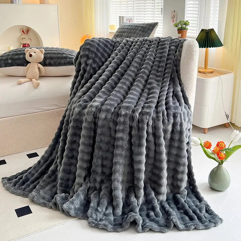 Graue Plüschdecke auf Bett, gemütliches Schlafzimmer, moderne Einrichtung, Tagesdecke, Dekoration.