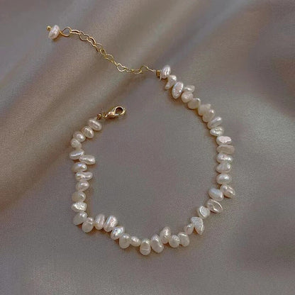 Perlenarmband aus Süßwasserperlen, unregelmäßige Form, goldener Verschluss, Damen-Schmuck.
