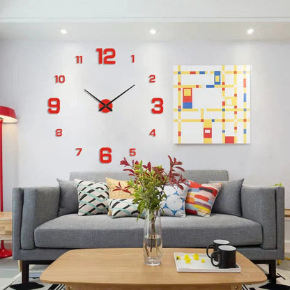 Graue Couch mit bunten Kissen, große rote Wanduhr, moderne Kunst, Wohnzimmerdekoration.