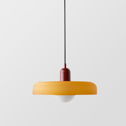 Moderne Hängelampe, gelber Schirm, roter Sockel, minimalistisches Design, Innenbeleuchtung.