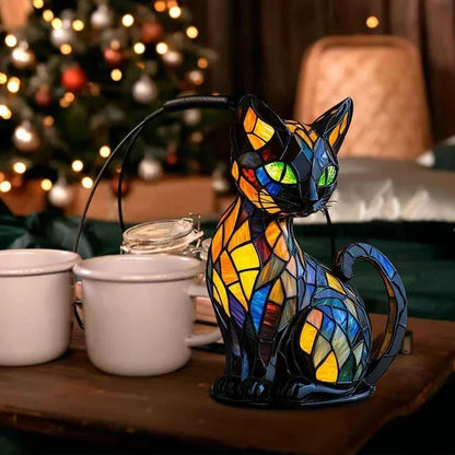 Leuchtende Katzenlampe auf einem Holztisch neben weißen Tassen, im Hintergrund ein geschmückter Weihnachtsbaum 3