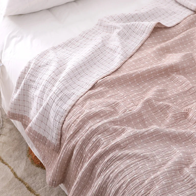 Rosa-weiß kariertes Bettlaken aus Baumwolle auf einem Bett, gemütlich und stilvoll.