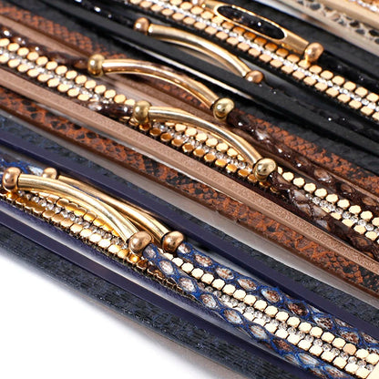 Luxuriöse Hundehalsbänder aus Leder mit goldenen Verzierungen und Strasssteinen, elegant, modisch.