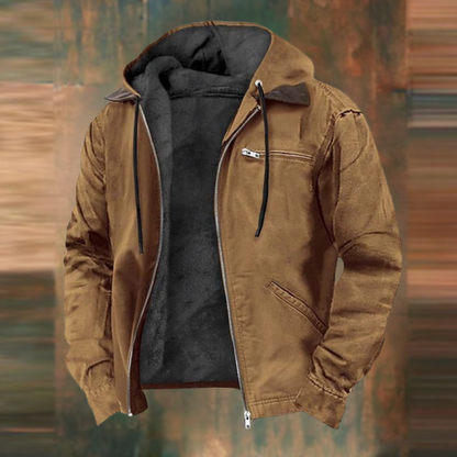Offene Kapuzenjacke in Braun mit grauem Fleecefutter, Reißverschluss, Brusttasche und schwarzen Kordeln, Vorderansicht. 1