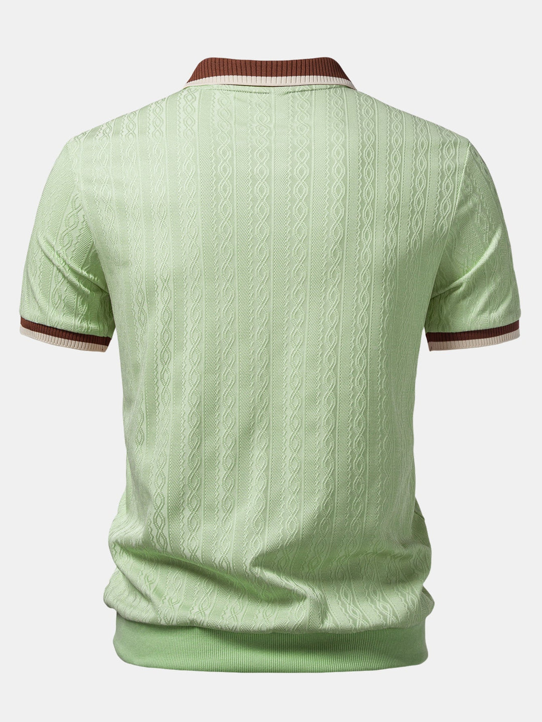 Rückansicht des hellgrünen Poloshirts mit senkrechtem Zopfmuster, braun-beige abgesetztem Kragen und elastischem Rippsaum. 8