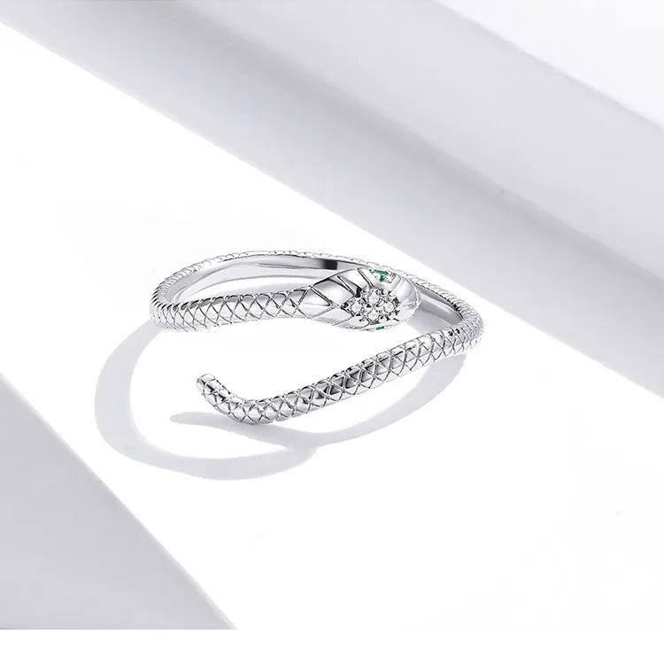 Silberner Schlangenring mit Diamant, elegantes Schmuckdesign, luxuriöses Accessoire.