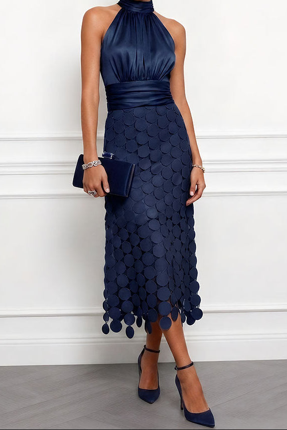Dasselbe Kleid in Marineblau, getragen mit dunkelblauer Samt-Clutch und dunkelblauen Pumps mit Fesselriemen. 4