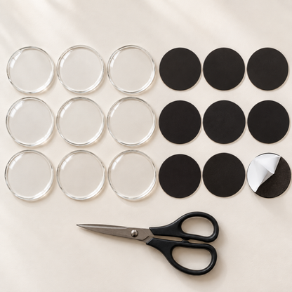 Flat Lay mit neun runden Acrylrahmen, neun runden schwarzen Magnetplättchen und einer Schere auf hellem Grund 10