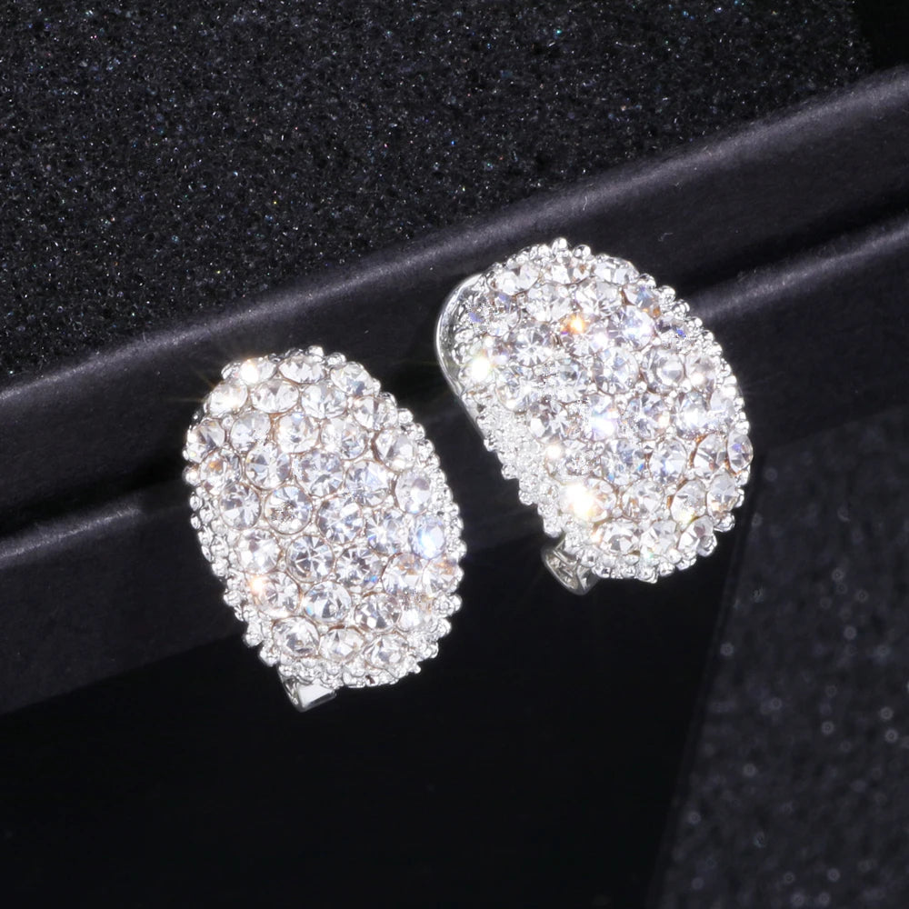 Silberne Ohrstecker mit funkelnden Kristallen, eleganter Schmuck, glamouröses Accessoire.