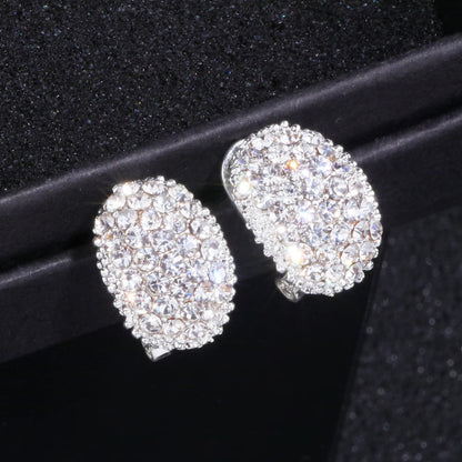 Silberne Ohrstecker mit funkelnden Kristallen, eleganter Schmuck, glamouröses Accessoire.