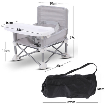 Grau tragbarer Baby-Hochstuhl mit Tablett, klappbar, inklusive schwarzer Tragetasche.